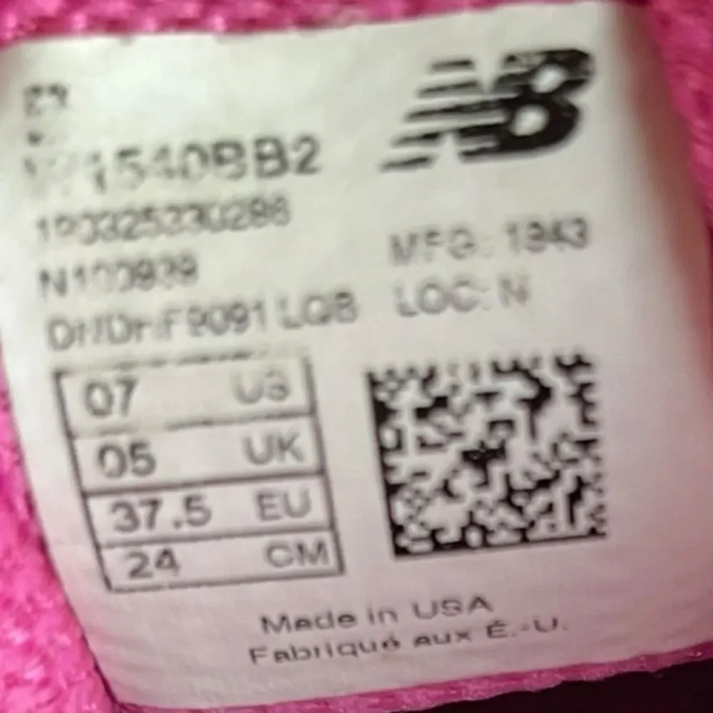 New Balance 1540v2 Women’s Blue And Pink Athletic Shoes,‎ Size 7